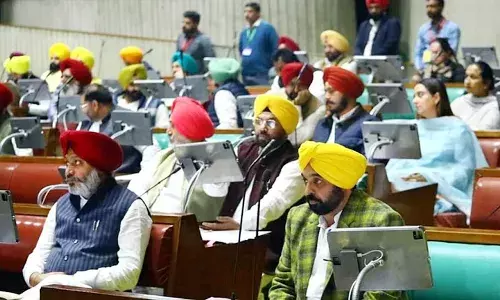 विधानसभा में कांग्रेस का हंगामा, राज्यपाल नहीं पढ़ सके अभिभाषण, हरियाणा सीएम व गृह मंत्री पर एफआईआर की मांग