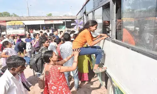 RAKSHA BANDHAN-बसों में जगह पाने को रही रही मारामारी, यात्रियों को करना पड़ा इंतजार