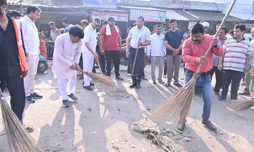 मंत्री कपिल देव ने कूकड़ा मंड़ी रोड पर चलाया सफाई अभियान