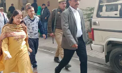 डीएम ने तहसील सदर में पकड़ी खामियां, तहसीलदार को फटकार