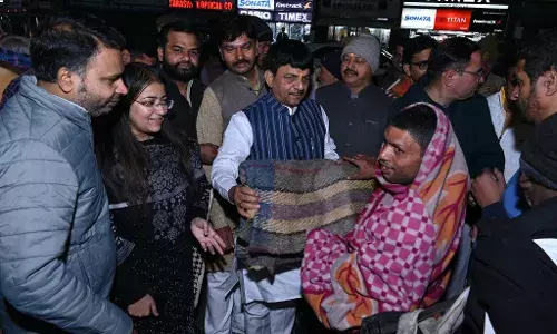 मंत्री कपिल देव ने बेसहारा लोगों को बांटे कंबल, एडीएम ने किया औचक निरीक्षण