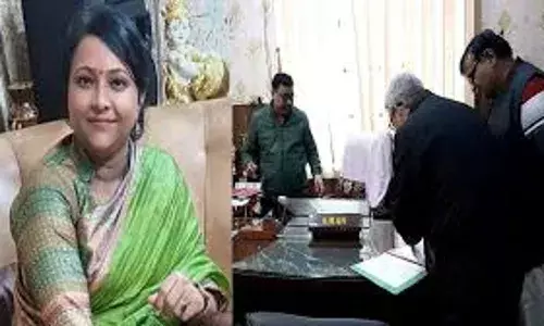 मथुरा की रिश्वतखोर जिला पंचायत राज अधिकारी किरन चौधरी  
ने घर बैठकर बेच दिया अपना जमीर