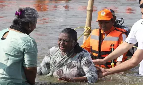 संगम में राष्ट्रपति द्रौपदी मुर्मू ने लगाई पवित्र डुबकी