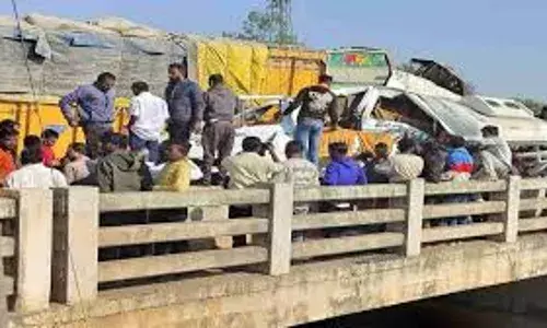महाकुंभ से लौट रहे ट्रैवलर को ट्रक ने मारी ज़ोरदार टक्कर, सात की मौत
