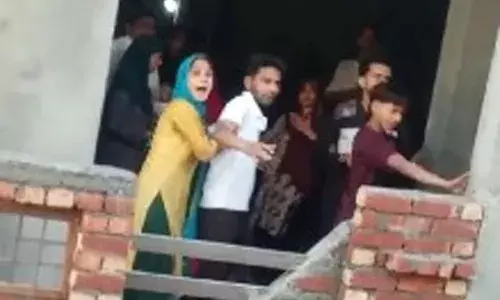 सरसों की फसल काटने को लेकर किसान के घर पर पथराव