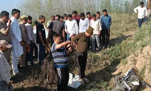 संदिग्ध परिस्थितियों मे मिला बाइक सवार का शव