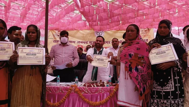 तहसील आपके द्वार में कैबिनेट मंत्री अनिल कुमार की अध्यक्षता में विभिन्न योजनाओं के अंतर्गत लाभार्थियों को किये गए स्वीकृति पत्र एवं प्रमाण पत्र वितरण