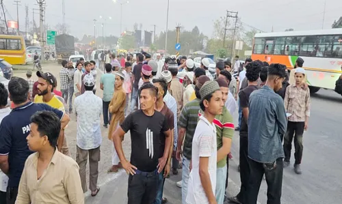 नमाज के दौरान युवक ने इमाम से की अभद्रता, लोग भड़के, हंगामा