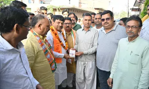 मोदी-योगी की उपलब्धियों को लेकर घर-घर पहुंचे मंत्री कपिल देव