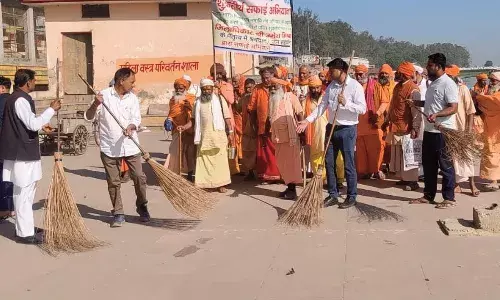 अधिकारियों ने साधु-संतों के साथ मिलकर की गंगा की सफाई