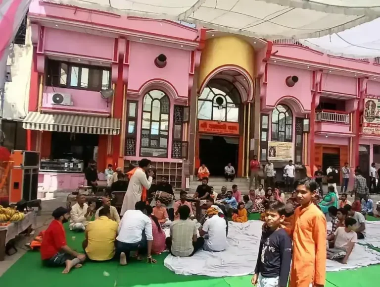 देवबंद के रामलीला मैदान में इस साप्ताह पेठ बाजार न लगने के स्थान पर श्री बालाजी धाम के सामने मैदान मे सुंदरकांड का पाठ होने से आज बुध बाजार नही लग सका।