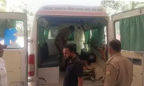 एंबुलेंस पर पलटा गिट्टी लदा ट्रक… गर्भवती महिला समेत चार की मौत