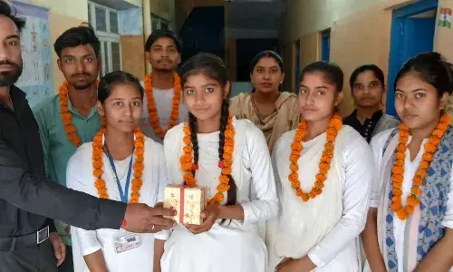 यूपी बोर्ड के मेधावी छात्र-छात्राओं को किया सम्मानित