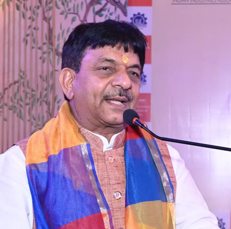 एक-दूसरे से लड़ना छोड़ आतंकवाद के खिलाफ लड़ेंः कपिल देव