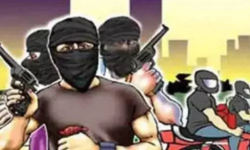 कार सवार बदमाशों ने दिनदहोड़ की हथियारों के बल पर लूट
