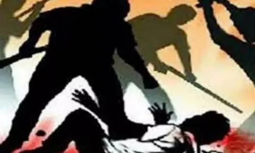 गुंडागर्दी का वीडियो वायरलः ‘अज्जू गैंग’ ने बीच सड़क पर युवक को घेरकर पीटा