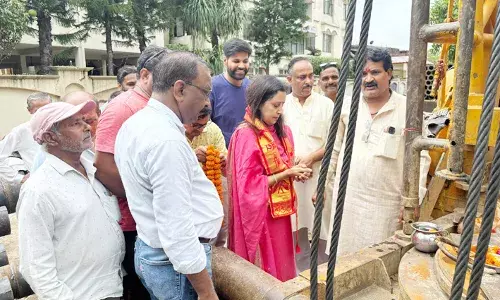 पालिका चेयरपर्सन ने कूकड़ा में किया 24 लाख की ट्यूबवैल रिबोर का शुभारंभ