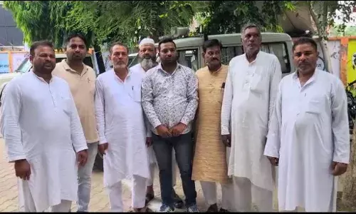 स्वकर प्रणाली को कुछ समय के लिए स्थगित कराने की मांग को लेकर सभासदों ने समाधान दिवस में सौंपा ज्ञापन
