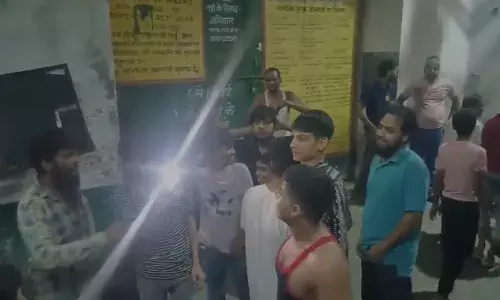 पेड़ पर चोर की अफवाह से मचा हड़कंप, आधी रात सैकड़ों लोग दौड़े