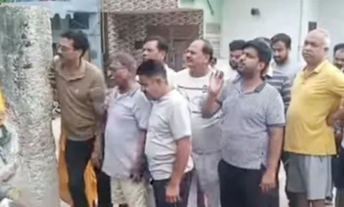 रेलवे रोड कट बंद करने पर आक्रोश, अफसरों का घेराव