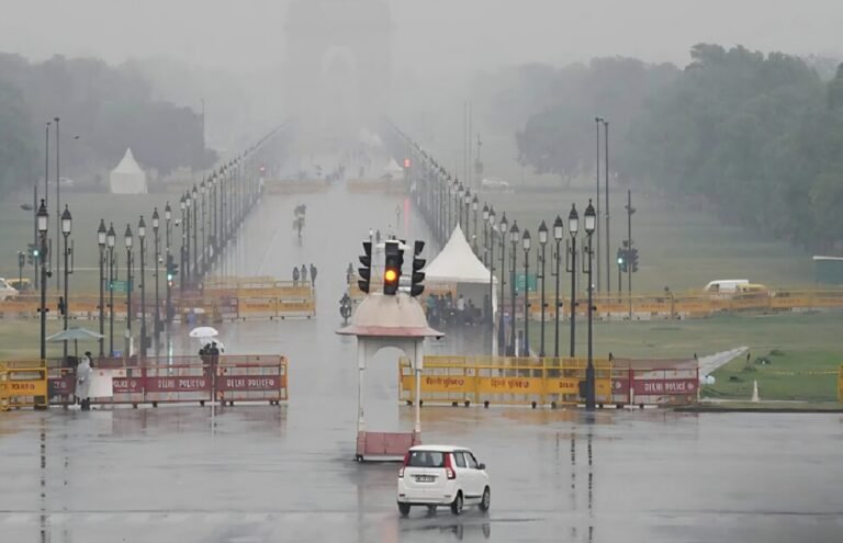 दिल्ली में अगस्त की रिकॉर्ड तोड़ बारिश, सड़कों पर जलभराव और ट्रैफिक जाम से आमजन परेशान