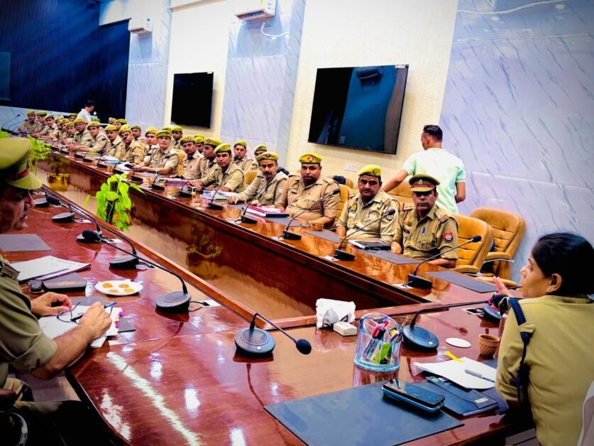 Muzaffarnagar SP Crime Indu Siddharth addressing police officers in a meeting