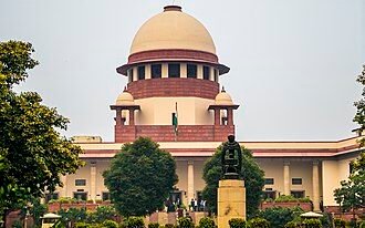सुप्रीम कोर्ट द्वारा हिमाचल प्रदेश में पर्यावरणीय संकट पर जताई गई चिंता, जजों की टिप्पणी और बाढ़-भूस्खलन से प्रभावित पहाड़ी इलाका।