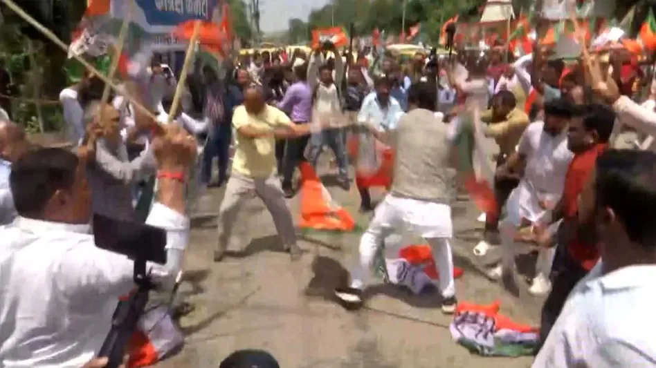 पटना कांग्रेस ऑफिस के बाहर बीजेपी और कांग्रेस कार्यकर्ताओं की झड़प
