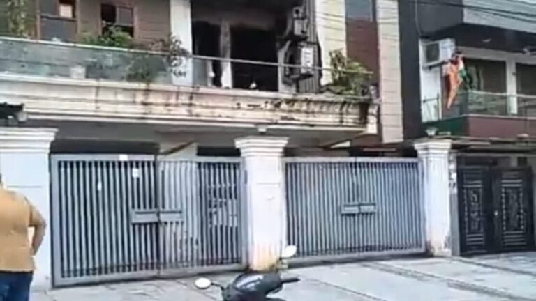 घर में AC फटने से लगी आग, पति-पत्नी और बेटी की मौत… बेटे की हालत गंभीर