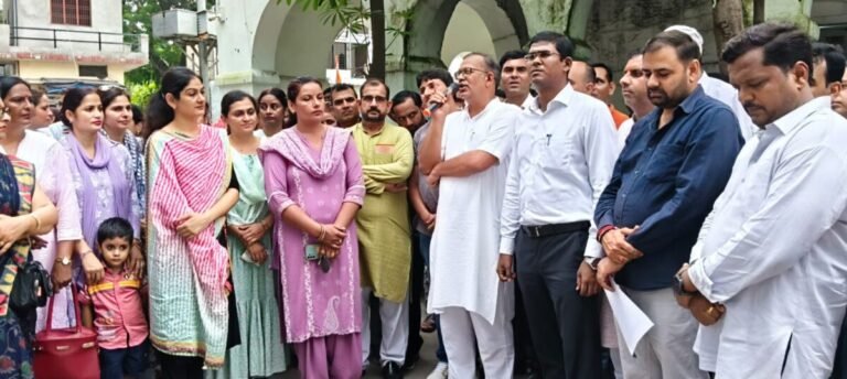 मुज़फ्फरनगर: TET आदेश के खिलाफ शिक्षकों का विरोध, सेवा से बाहर करने पर ज्ञापन