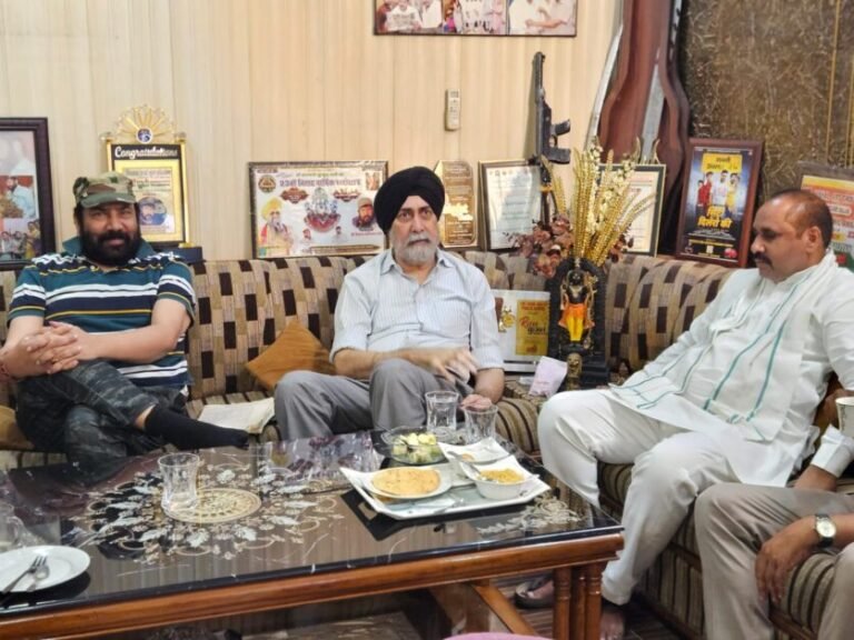 विकास बालियान के आवास पर पहुंचे सरदार वीएम सिंह