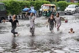 दिल्ली-एनसीआर में झमाझम बारिश से  लोगों को उमस से मिली राहत
