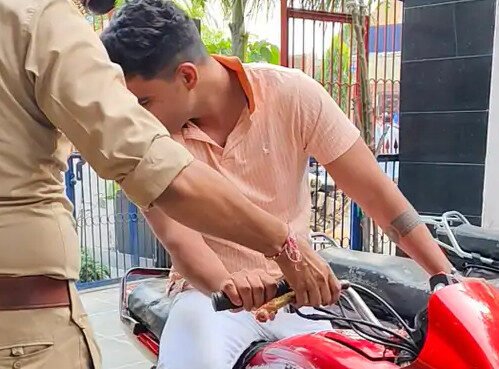चलती बाइक से फोड़े जा रहे थे पटाखे, बाइक समेत युवक गिरफ्तार