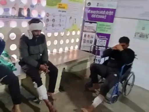 गंगा स्नान से लौटते श्रद्धालुओं के बीच चली गोलियां, तीन घायल