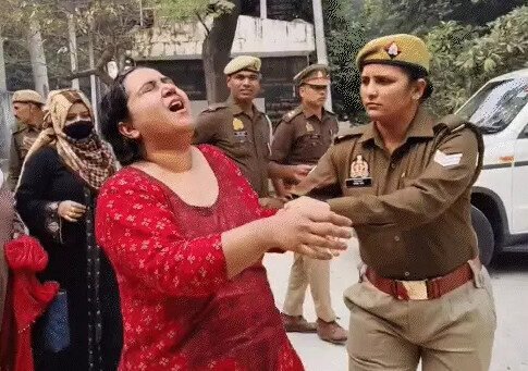 शराबी पति की मारपीट से तंग महिला ने पुलिस कार्यालय पर किया आत्मदाह का प्रयास
