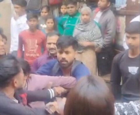 शामली में तनावः सरेबाजार किशोरी से छेड़छाड़, विरोध पर बेल्टों से पीटा