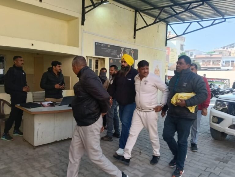 मेरठ में इंस्पेक्टर 4 लाख की रिश्वत लेते रंगे हाथ पकड़ा गया, एंटी करप्शन ट्रैप में गिरफ्तारी