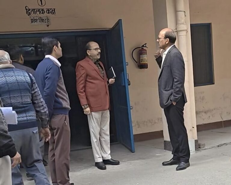 सहायक अध्यापक परीक्षा की कॉपियों को कूड़ा गाड़ी में ढुलवाया, डीएम भड़के