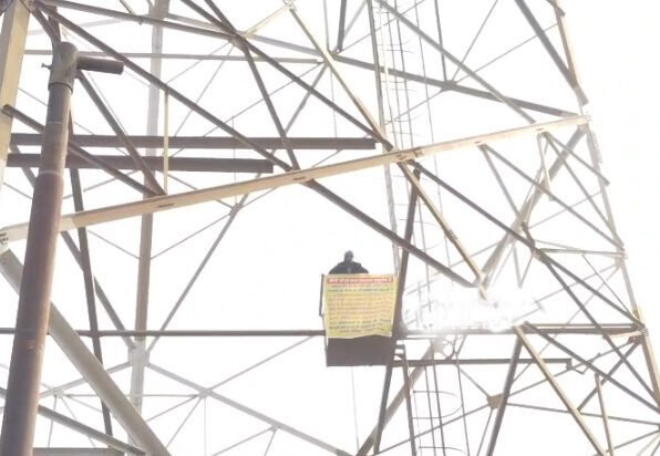 न्यू मैक्स सिटी प्रकरण ने पकड़ा तूल, टावर पर चढ़कर युवक ने दिया धरना