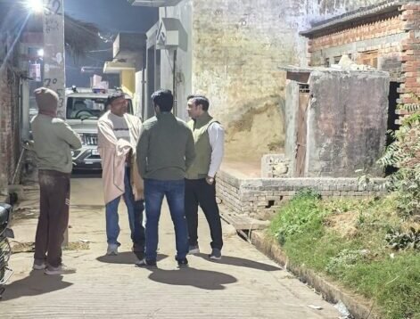 भरी सर्दी में खुले आसमान के नीचे रहने को मजबूर परिवार, आधी रात पहुंचे अफसर