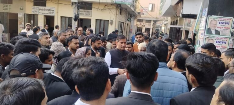 फर्जी जमानत में पुलिस की कार्यवाही से कचहरी में हलचलः अधिवक्ताओं ने किया प्रदर्शन