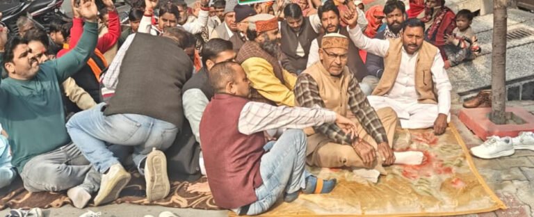 दलित किशोरी की बरामदगी न होने पर हिंदू संगठनों का मंत्री आवास पर हंगामा