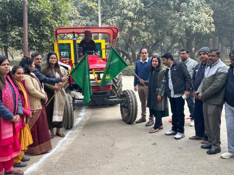 नगरपालिका अध्यक्ष मीनाक्षी स्वरूप ने 64 लाख से खरीदी 5 ट्रैक्टर-ट्रॉलियाँ कीं रवाना