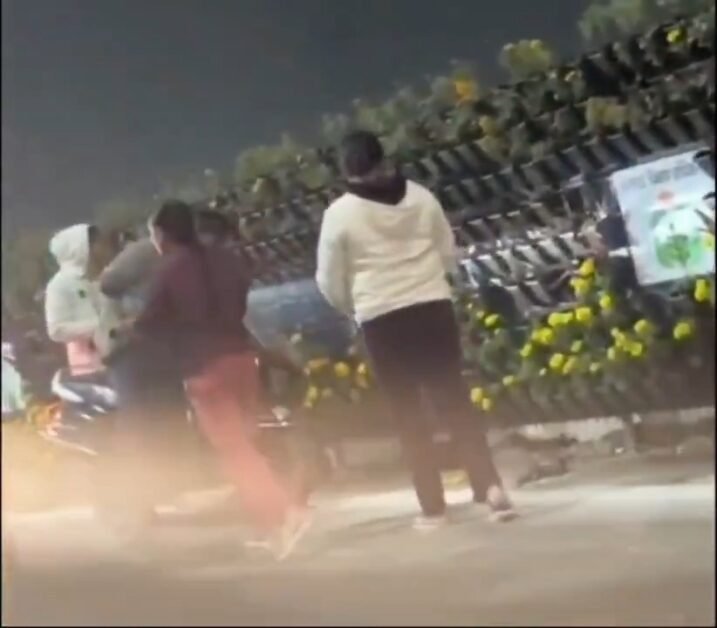 लखनऊ राष्ट्र प्रेरणा स्थल गमले चोरी की घटना, उद्घाटन के बाद कार-स्कूटी से गमले ले जाते लोग