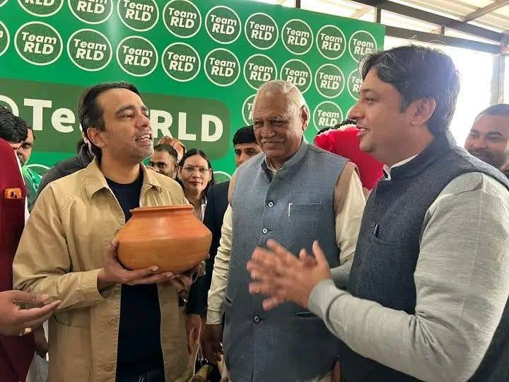 दिल्ली जाकर सांसद चंदन ने जयंत को खिलाई गन्ने के रस की खीर