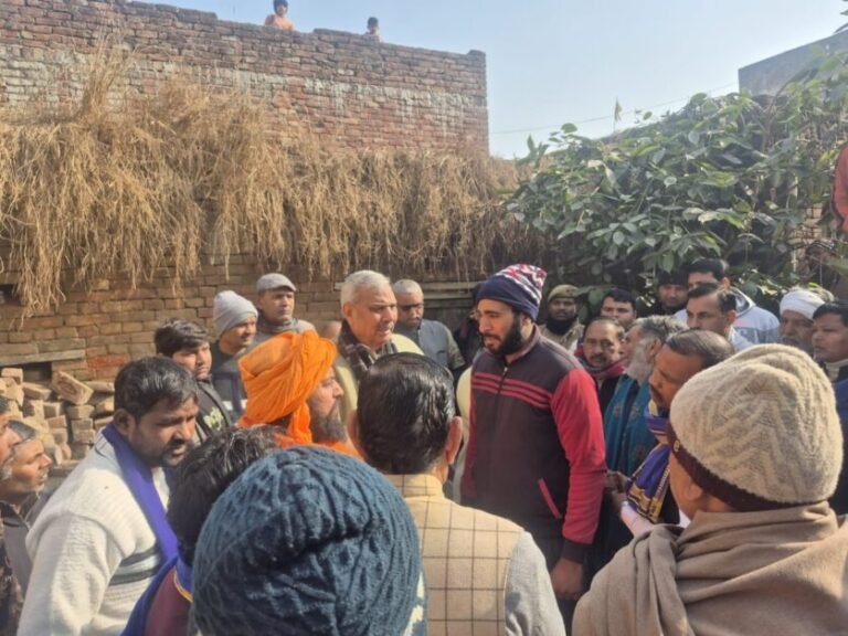 सपा सांसद हरेंद्र मलिक कपसाड़ गांव पहुंचकर पीड़ित परिवार से मिले