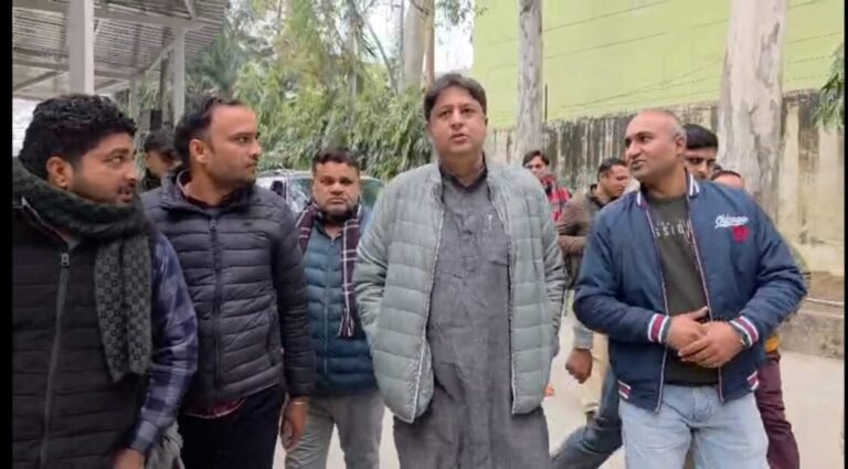 दरोगा जी की शिकायत लेकर एसएसपी से मिले सांसद चंदन चौहान