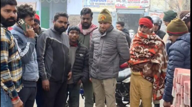 कूड़े के ढेर पर जली अवस्था में मिला गौवंश, हिंदूवादी संगठनों ने किया हंगामा