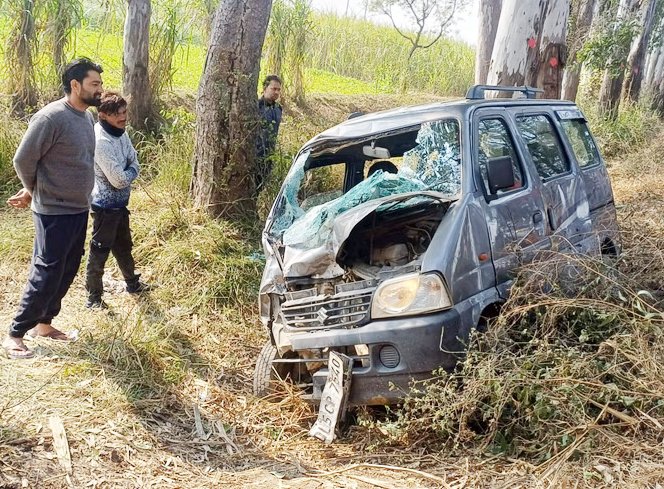 रजबहे के पास बाइक से टकराकर पलटी कार, युवक की मौत