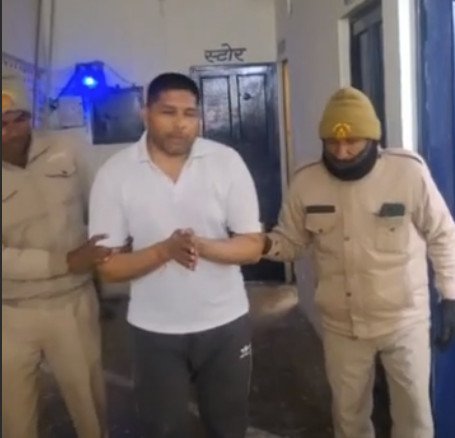 सोशल मीडिया पर पीएम-सीएम पर टिप्पणी करने वाले को सिखाया सख्त सबक